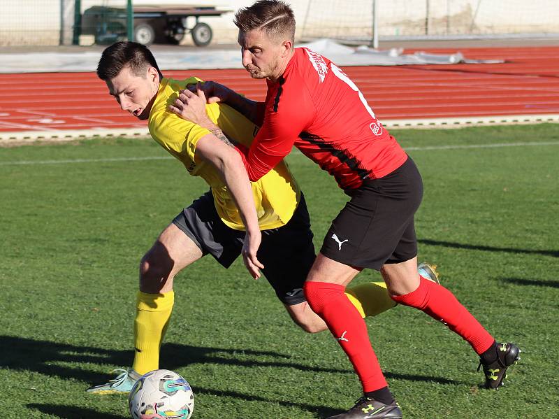 Fotbalisté Hodonína (červeno-černé dresy) ve 21. kole MSFL doma zdolali vedoucí Kroměříž 1:0. Foto: pro Deník/Jaroslav Kolísek