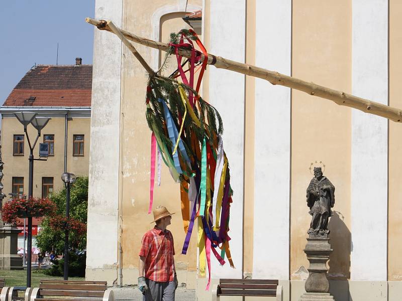 Hodonínský máj přišel při bouřce o korunku. Chasa musela domluvit jeřáb a korunku vyměnit.