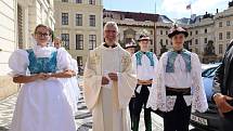 Uvedení Jana Graubnera do úřadu pražského arcibiskupa se účastnili i krojovaní a členové Orla ze Strážnice, kde arcibiskup vyrůstal.