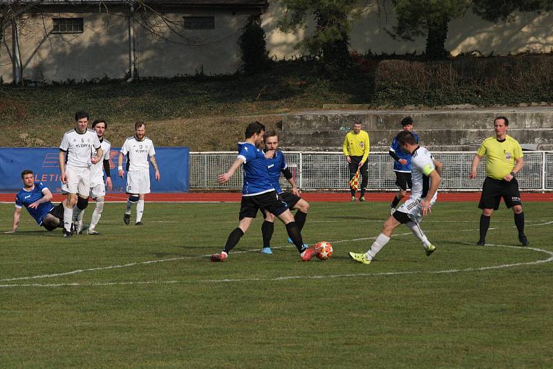 Fotbalisté Kyjova (modré dresy) na úvod jara podlehli Velkým Bílovicím 0:3.