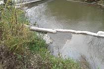 Ropná látka se objevila ve čtvrtek krátce před polednem na vodní hladině řeky Kyjovky v Mikulčicích u tamní čističky. Po původu znečištění pátrají policisté.