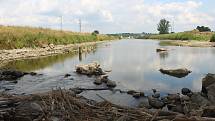 Řeka Morava u Hodonína ve středu odpoledne pod silničním mostem na Slovensko.