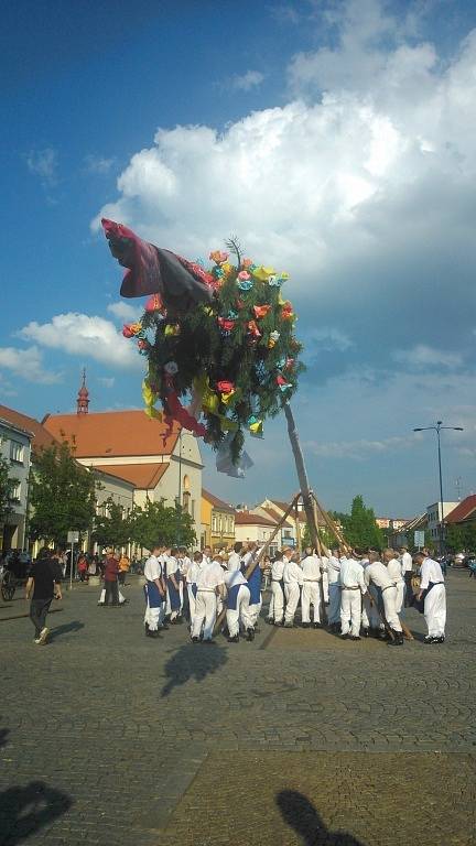 Stavění máje na kyjovském náměstí se zúčastnily desítky lidí