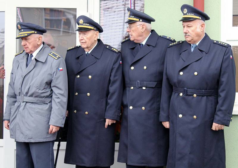 Základní a Mateřská škola ve Vlkoši nově nese jméno plukovníka Karla Antonína Macháčka, který v obci prožil mládí. Slavnostního přejmenování se zúčastnili zástupci armády i rodina významného lékaře RAF a Rytíře českého lékařského stavu.