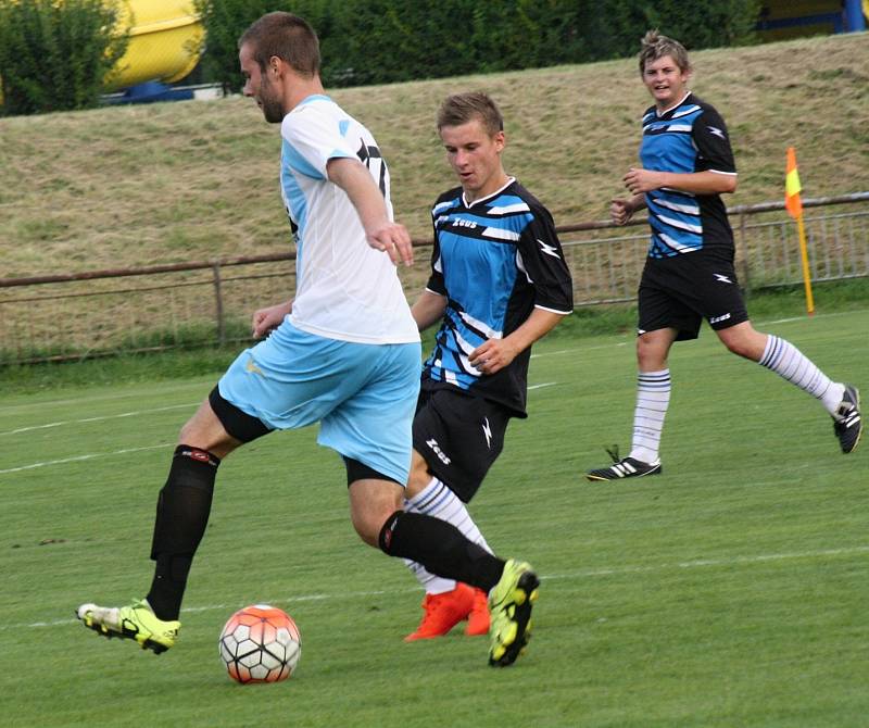 Fotbalisté FC Veselí nad Moravou (v bílých dresech) porazili v 5. kole první A třídy Kyjov 3:0. Domácí rozhodli derby třemi brankami v prvním poločase.