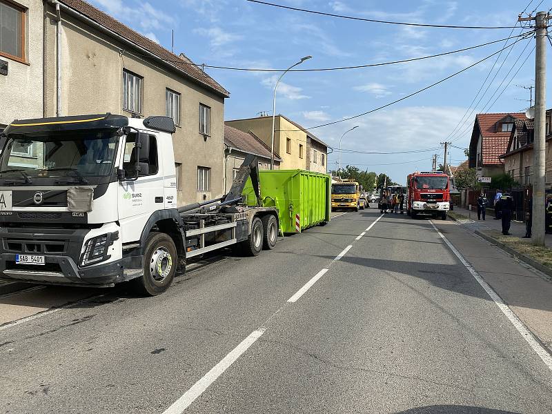 Odstraňování chemikálií v Kyjově v Komenského třídě.