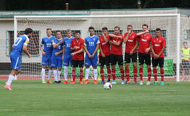 Fotbalisté Hodonína (v červených dresech) zdolali ve 2. kole MOL Cupu Vítkovice 1:0. Pohárový duel, který sledovalo 650 diváků, ve 32. minutě rozhodl domácí obránce Tomáš Mareš.