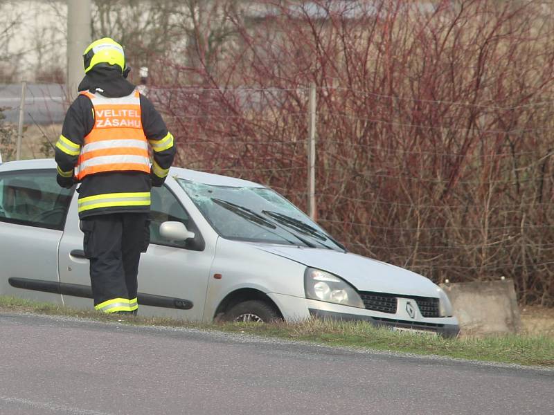 Hasiči, policisté a záchranáři vyjížděli do Čejkovic. Havaroval tam renault.