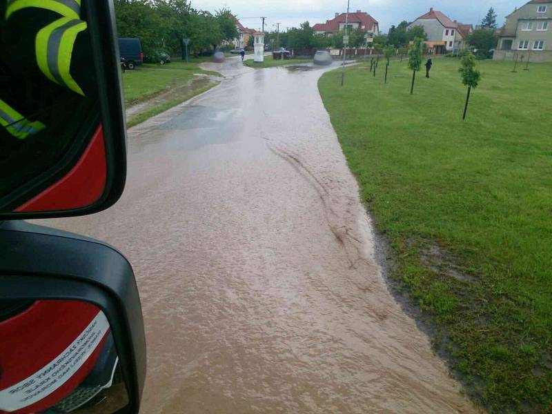 Bouře napáchala škody ve Strážnici na Hodonínsku.