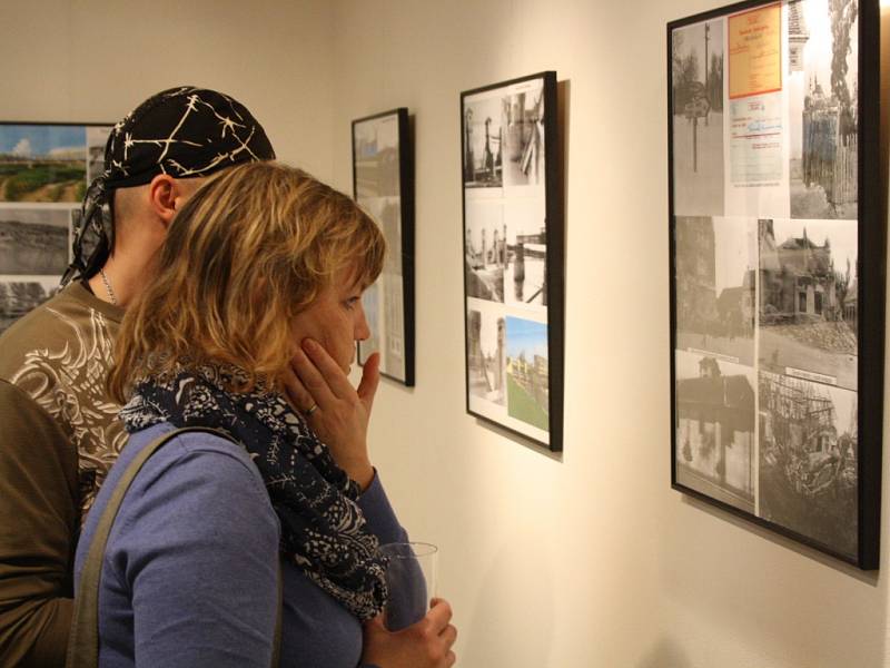 Výstava Antonína Kučery v hodonínském Regionálním centru připomíná výročí sedmdesáti let od bombardování Hodonína a potrvá do 28. listopadu.