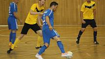 Finále futsalového krajského poháru FAČR, které se ve středu večer uskutečnilo ve sportovní hale TEZA v Hodoníně, nečekaně vyhrál Amor Vyškov (bílé dresy). Až druhé bylo brněnské Tango (modré dresy) a třetí skončili veselští Knights (žluté dresy). 