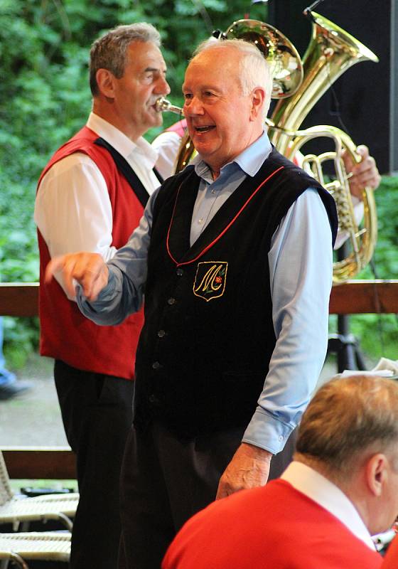 Šestý ročník Festivalu dechových hudeb v historickém sklepním areálu v Petrově. Nechyběla legenda Jan Slabák s Moravankou.