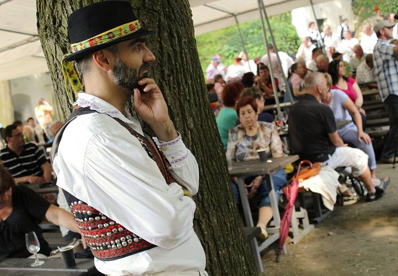 Šestnáctý ročník folklorního festivalu Senioři v petrovských Plžích. V hlavním pořadu nazvaném Senioři jak víno vystoupily soubory z Moravy i Slovenska.