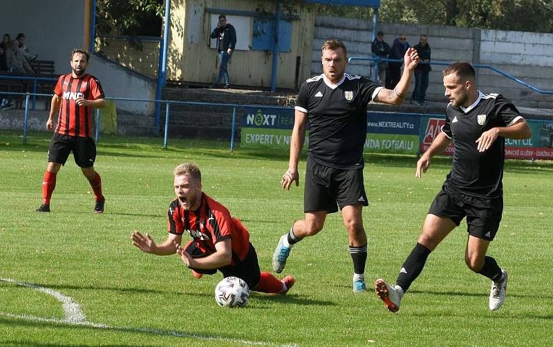 Fotbalisté Hodonína (v pruhovaném) zvítězili  v Břeclavi i díky rychlé brance z osmé minuty.