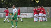 Fotbalisté třetiligového Uherského Brodu (červené dresy) v předkolo MOL Cupu zdolali divizní Bzenec 3:1.