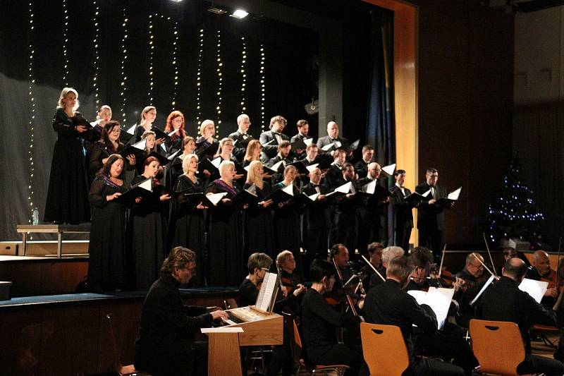 Český filharmonický sbor Brno a Orchestr Czech Virtuosi ve Strážnici.