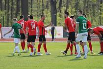 Hodonínští fotbalisté (v červeném) odehrají letní přípravné zápasy v Šardicích a Svatobořicích-Mistříně.