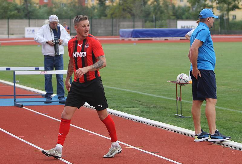 Fotbalisté Hodonína (v červeném) podlehli rezervě Slovácka 1:2. Ondřej Sukup