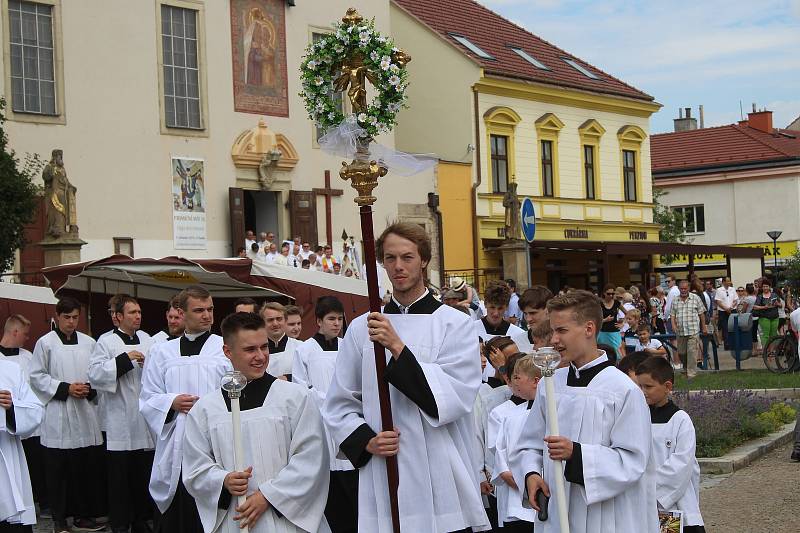 Primiční mše na náměstí v Kyjově novokněze a místního rodáka Filipa Hochmana.