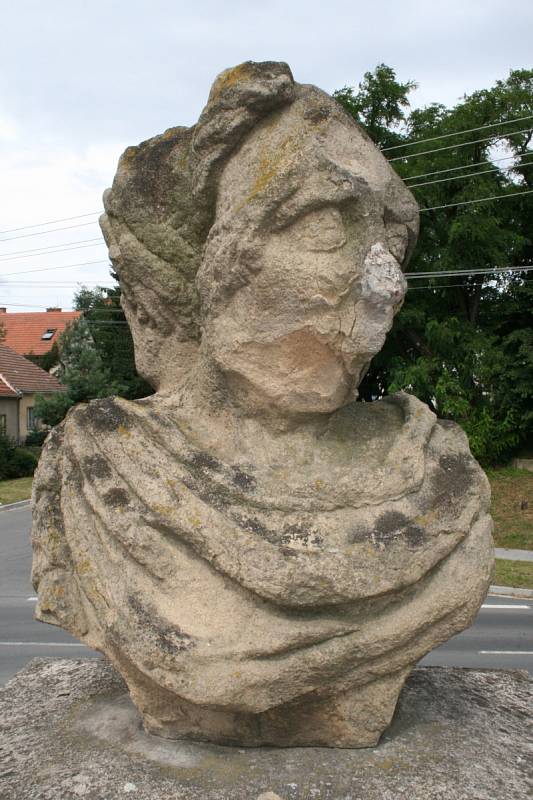 Takzvané svatoborské opice, se konečně dočkaly oprav (na snímku stav před rekonstrukcí). Busty boha Januse hlídají vchod do bývalého panského dvora ve Svatobořicích-Mistříně.