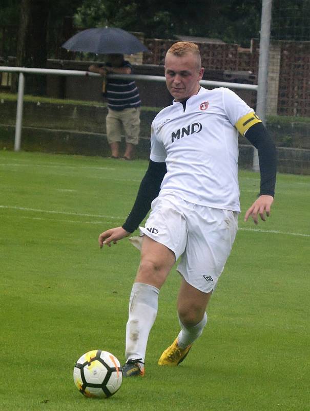 Fotbalisté Hodonína (v bílých dresech) nestačili na Lanžhot, diviznímu nováčkovi podlehli 0:3.