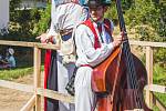 Pořad Já sa budu vydávati, který byl součástí Mezinárodního folklorního festivalu ve Strážnici. Soubory jej sehrály v areálu skanzenu.