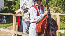 Pořad Já sa budu vydávati, který byl součástí Mezinárodního folklorního festivalu ve Strážnici. Soubory jej sehrály v areálu skanzenu.