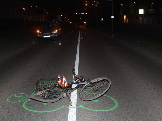 Cyklista na kole bez světel havaroval a skončil v nemocnici