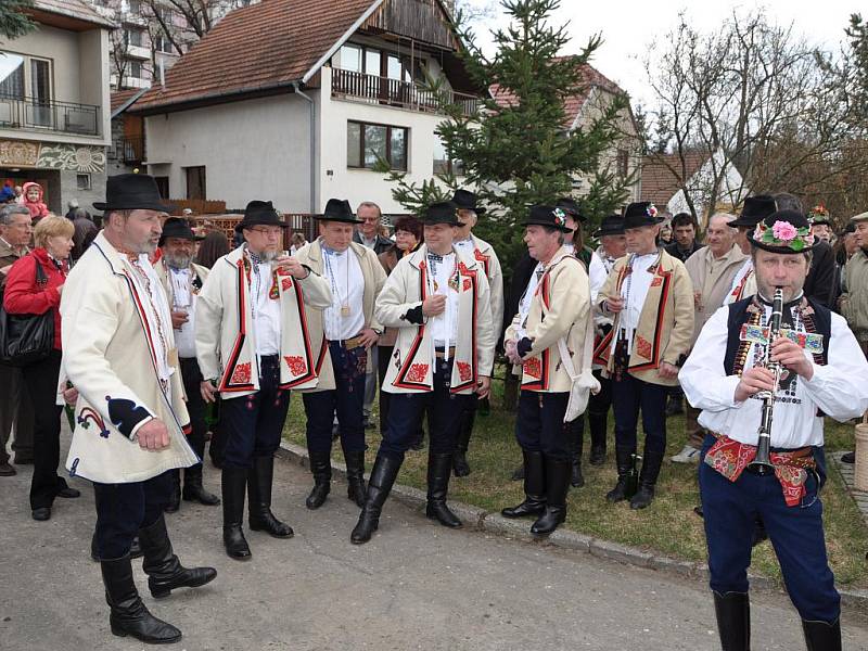 Tradiční, letos už sedmé otevírání vinných sklepů na Šištótě provázelo sluníčko i dešťové kapky. Sedm mužských sborů to ale neodradilo