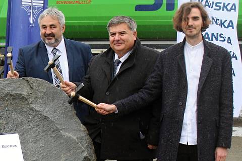 Lídr vítězné Volby pro město Erik Ebringer (vpravo) při slavnostním zahájení stavby dálničního úseku mezi Bzencem a Moravským Pískem.