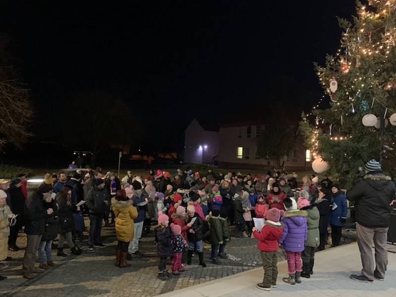 Česko zpívá koledy ve Vracově, o organizaci se tam postaral Dům dětí a mládeže Vracov s folklórnim kroužkem Lipinka.