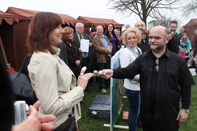 V Senetářově pořádali v sobotu Festival šneka Krasíka. Jeho knihu zde pokřtili. Děti pobavily pohádky, ale nenudili se ani jejich rodiče.