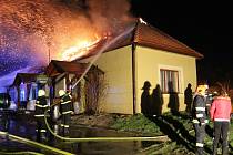 Požár hospody v Louce na Horňácku. S plameny bojovali hasiči více než pět hodin.