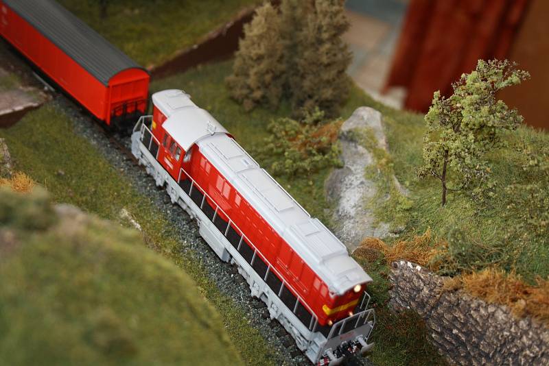 V bzeneckém kulturním domě je možné vidět výstavu modelů vlaků Klubu železničních modelářů Slovácko. Prohání se tam šestnáct souprav.