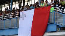 Česká fotbalová reprezentace do sedmnácti let (v bílých dresech) porazila na stadionu v Kyjově vrstevníky z Malty 2:0. Mezistátní utkání sledovaly tři stovky diváků. Na tribuně nechyběli ani bývalí reprezentanti Karel Poborský, Petr Kouba či Luboš Kozel.