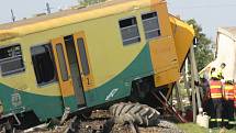 Tragická nehoda se stala na železničním přejezdu ve Vnorovech. Osobní motorový vlak se tam srazil s traktorem. Řidič zemědělského stroje na místě zemřel. Dalších osm lidí se zranilo.