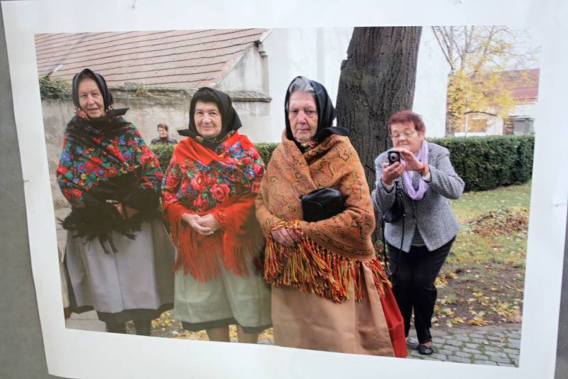 Fotografka Liba Taylor vystavuje v hodonínské knihovně několik snímků žen v tradičním oblečení na Podluží.