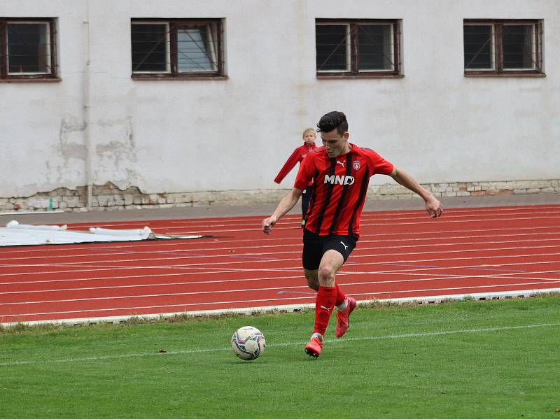 Hodonínští fotbalisté (v červeném) remizovali s Frýdkem-Místkem 1:1.