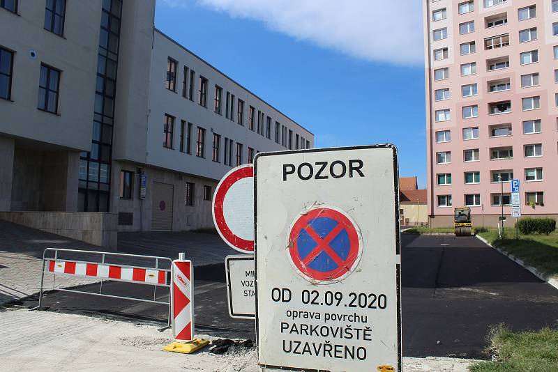 Omezení a opravy parkoviště za budovou České spořitelny v Hodoníně.