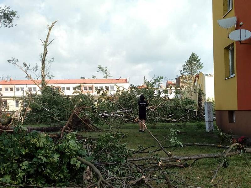 Ničivé tornádo postihlo Břeclavsko a Hodonínsko. Výrazné škody napáchalo i v samotném Hodoníně.