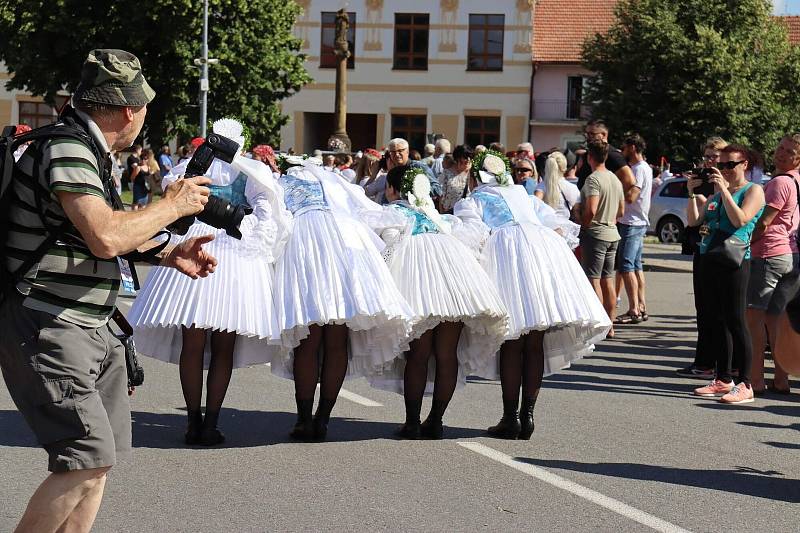 Ze slavnostního průvodu Mezinárodního folklorního festivalu ve Strážnici.