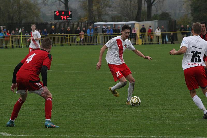 Fotbalisté Hroznové Lhoty (bíločervené dresy) v televizním zápase porazili Vnorovy 5:1. Zápas sledovalo 1500 diváků.