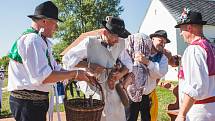 Pořad Já sa budu vydávati, který byl součástí Mezinárodního folklorního festivalu ve Strážnici. Soubory jej sehrály v areálu skanzenu.