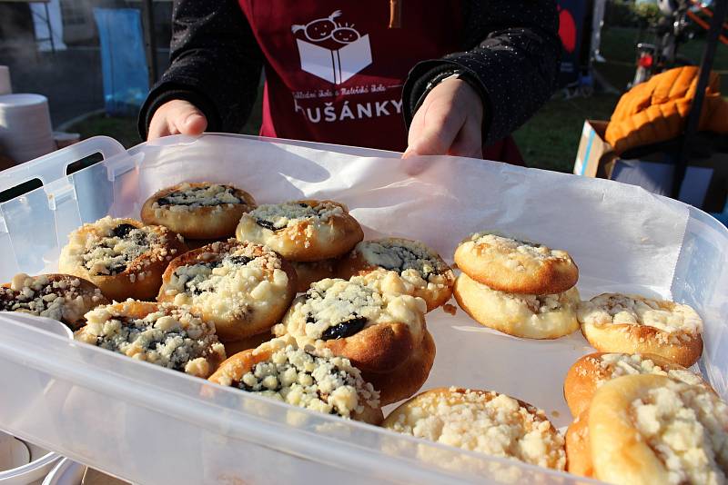 Již po osmé se v Prušánkách uskutečnil festival plný gulášů Gulášfest. V letošním roce se do akce zapojilo patnáct týmů, které připravovaly klasiku v podobě hovězího guláše, nechyběl ale ani segedínský či guláš z daňka nebo srnčího masa.