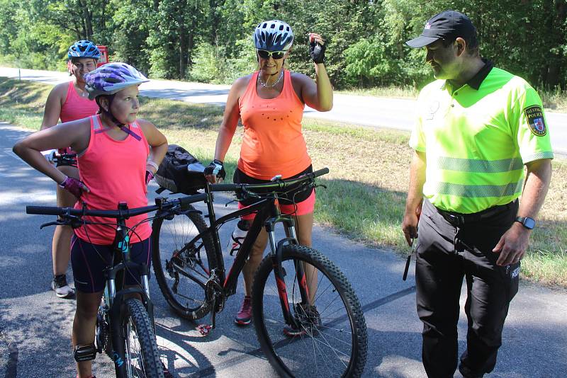 Kontrola cyklistů a vybavení jejich kol strážníky na cyklostezce mezi Dubňany a Hodonínem