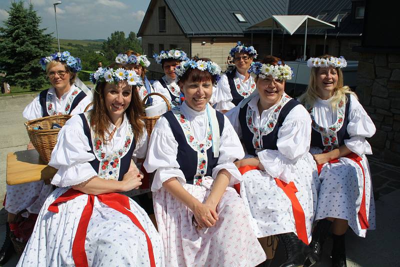 Tradiční kosení a vystoupení folklorních souborů v Nové Lhotě.