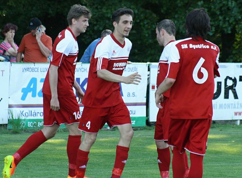 Fotbalisté Bzence (zelené dresy) prohráli v posledním domácím zápase premiérové divizní sezony s Bystřicí nad Pernštejnem 2:4.