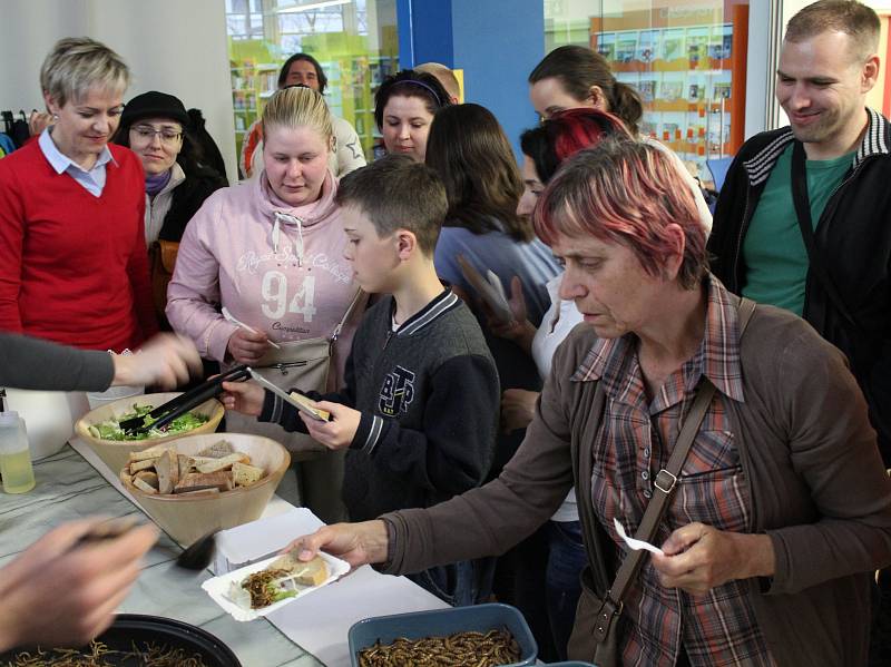 Vaření a degustace hmyzích specialit v hodonínské knihovně s kuchařem Milanem Václavíkem.