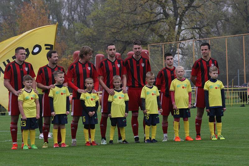 Fotbalisté Hroznové Lhoty (bíločervené dresy) v televizním zápase porazili Vnorovy 5:1. Zápas sledovalo 1500 diváků.