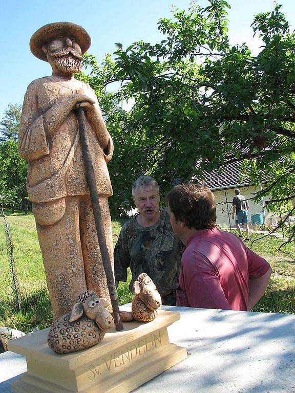 Vloni už na hody vyrazili nadšenci se soškou Vendelína, jehož podoba údajně vychází ze vzhledu dalšího z osadníků – Františka Ščerbáka. Soška nyní bude stát v kapličce, které v sobotu nadšenci vendelínovské myšlenky dodělali stříšku.